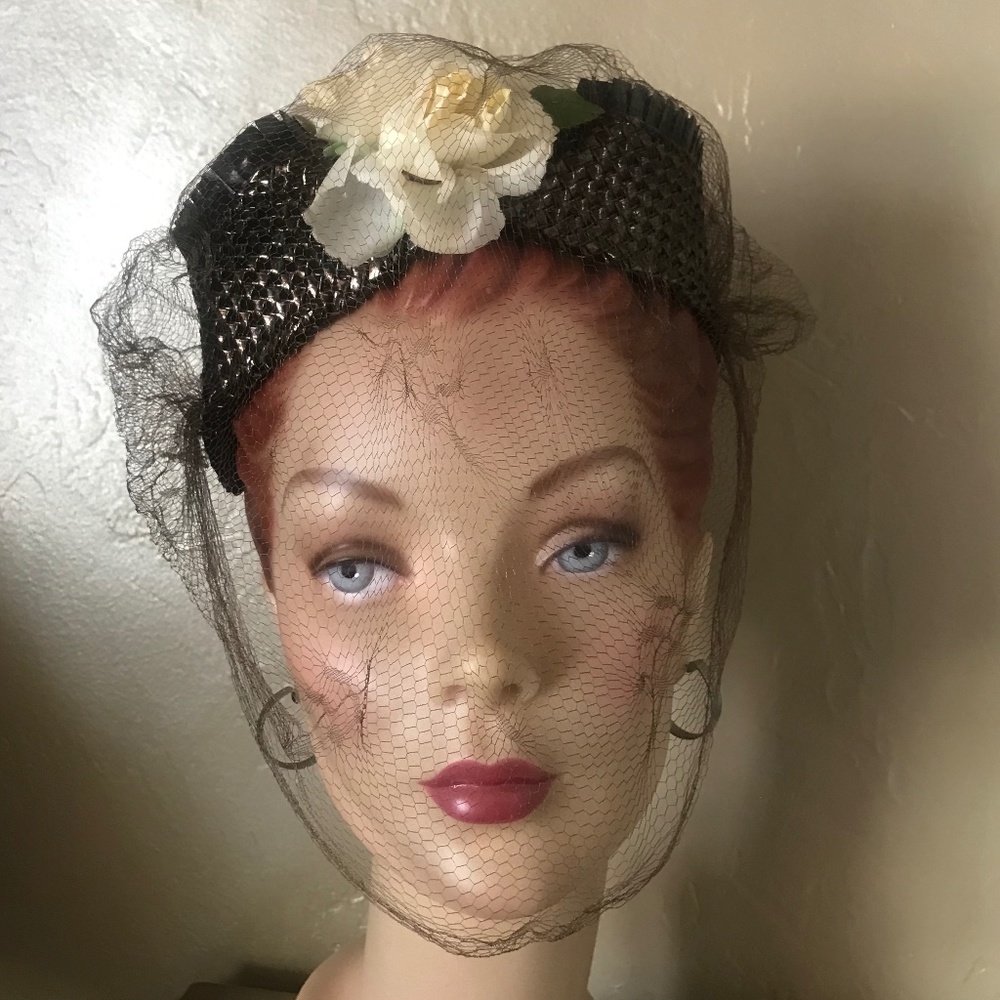 EXQUISITE 1940s' BROWN METALLIC STRAW FASCINATOR HAT WITH FABRIC ROSES & VEIL